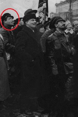 7 ноября 1918 года. Воскресенская площадь (ныне площадь Революции). Борис Волин (в очках) вместе с Владимиром Лениным и Яковом Свердловым на открытии памятника Марксу и Энгельсу. Через пять лет Волин станет первым «ответственным редактором» (так это называлось тогда) новой газеты «Вечерняя Москва»
