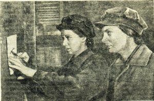 Антонина Пирожкова с коллегой, инженером-конструктором М. В. Головиной (справа) в тоннеле строительства № 5. 1952 г. Фото из архива А. Малаева-Бабеля