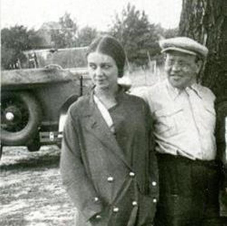 Исаак Бабель с супругой Антониной Пирожковой. 935 г. Фото из архива А. Малаева-Бабеля